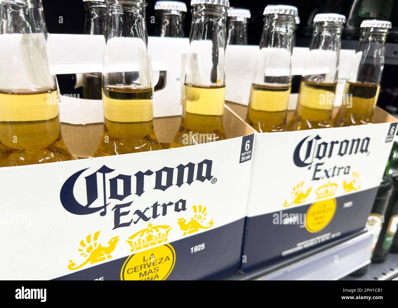 Erevan, Arménie, 16 mars 2023: Corona bière supplémentaire en paquets de 6 bouteilles gros plan Banque D'Images