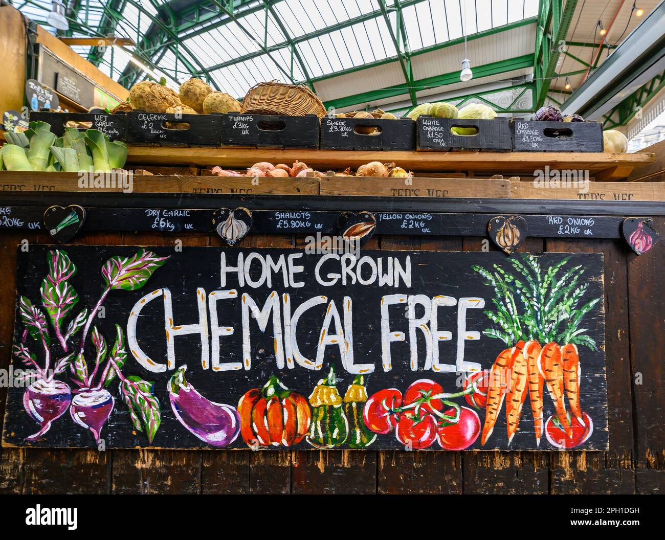 Londres, Royaume-Uni: Panneau sur un stand de fruits et légumes dans Borough Market. Ce célèbre et historique marché de la nourriture est le commerce à cet endroit depuis 1756 Banque D'Images