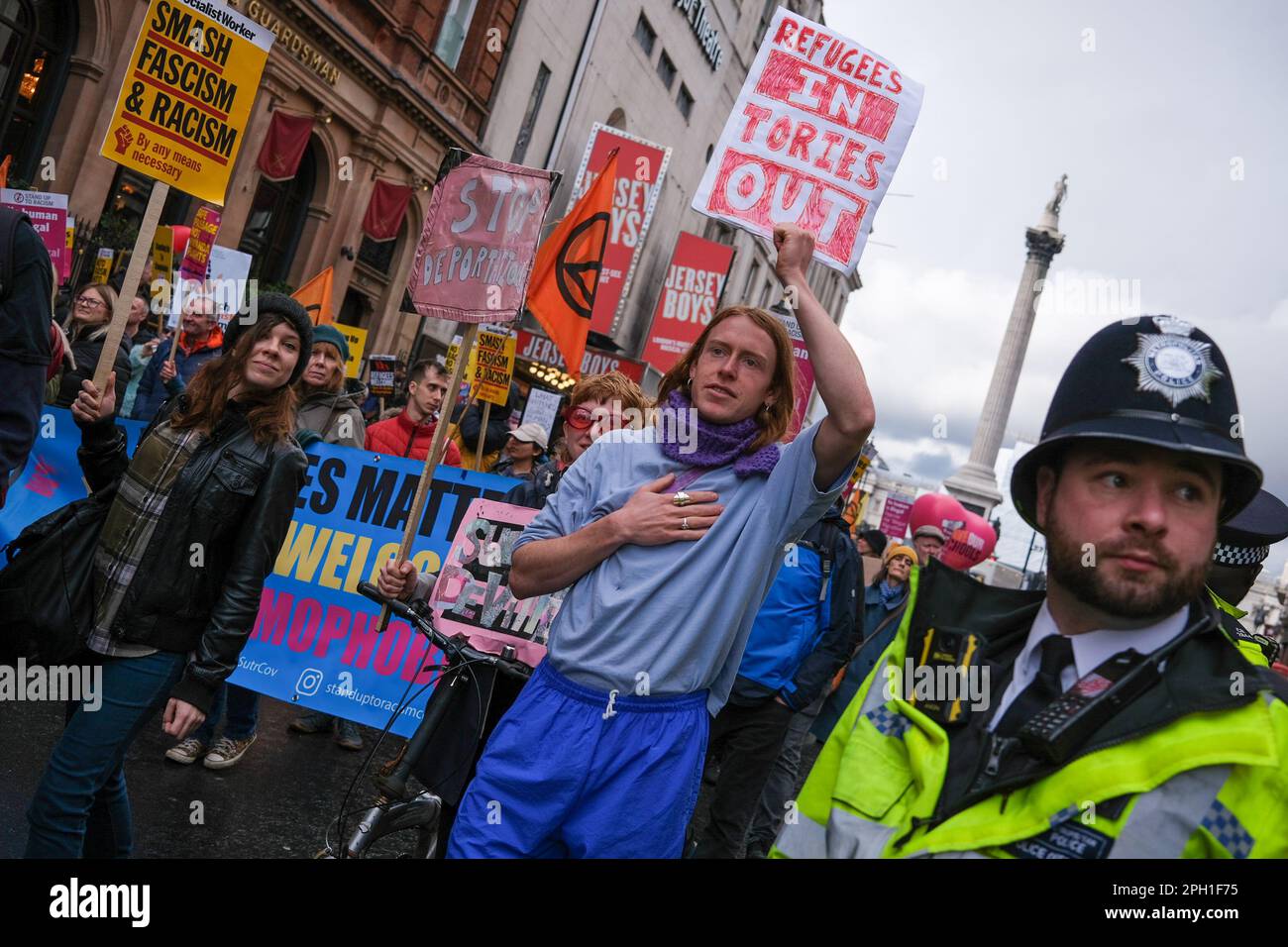 Les manifestants participent à la marche annuelle de la lutte contre le racisme dans le centre de Londres. 18th mars 2023. Banque D'Images
