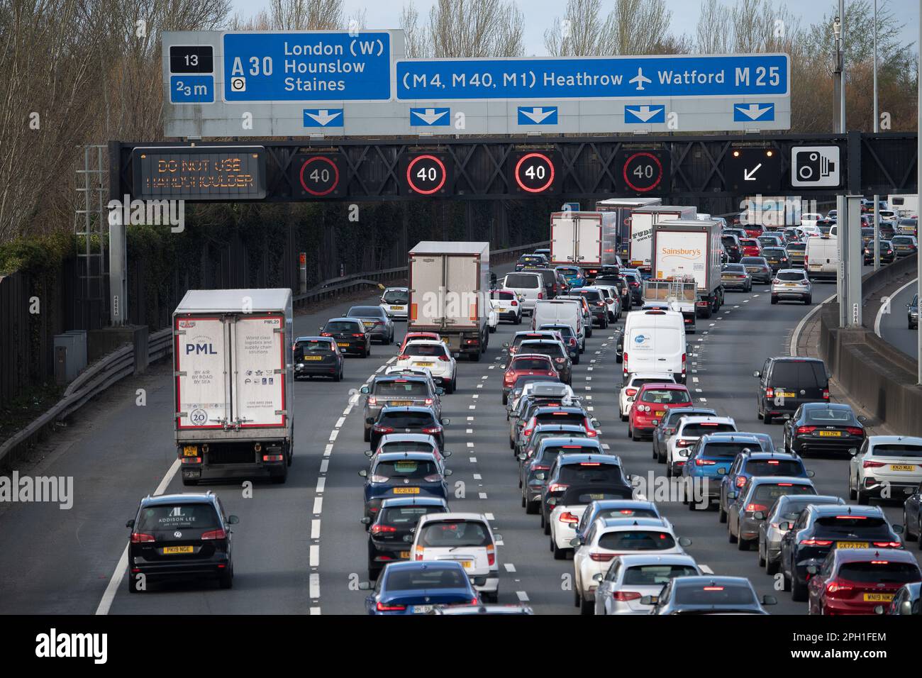 Egham, Surrey, Royaume-Uni. 25th mars 2023. Le M25 à Egham, Surrey. Aujourd'hui, le M25 a fait l'objet de longues rétroactions pouvant aller jusqu'à dix milles en raison de réparations d'urgence sur une partie de la route. Deux voies du M25 restent fermées entre J13 A30 (Staines) et J14 A3113 Airport Way (Heathrow). Les voies quatre et cinq de la chaussée dans le sens des aiguilles d'une montre resteront fermées tout au long de la journée. Il y a également eu un accident entre la jonction 11 (Chertsey) et J10 (A3 et Guildford) en raison d'une collision de plusieurs véhicules. Crédit : Maureen McLean/Alay Live News Banque D'Images