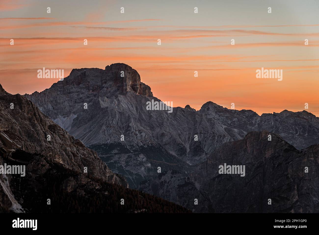 Le Hohe Gaisl dans la lumière rouge de l'aube, Dolomites, Italie Banque D'Images