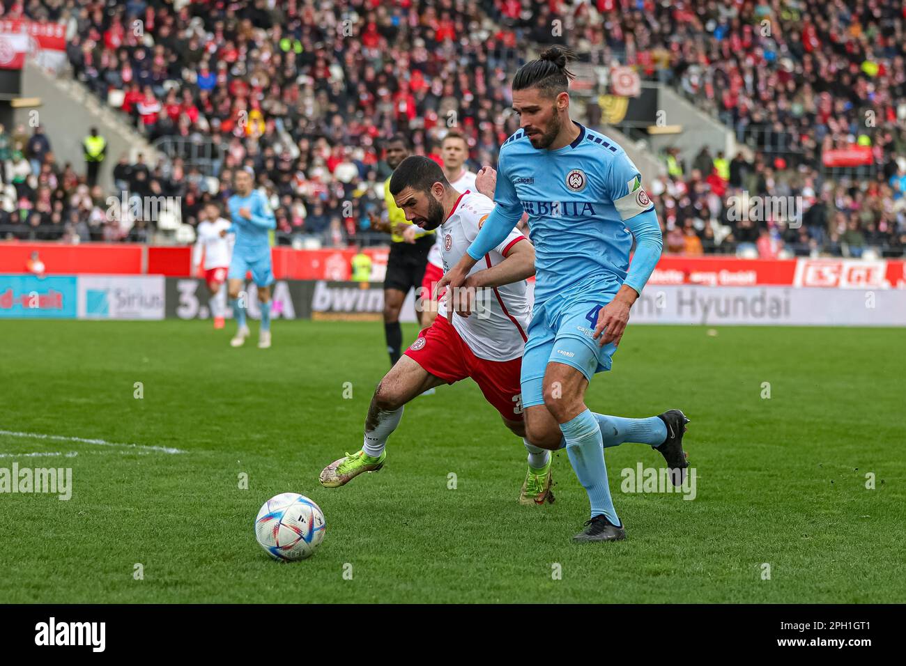 Essen, Allemagne. 25th mars 2023. Football: Ligue 3rd, Rot-Weiss Essen - SV Wehen Wiesbaden, Matchday 29, Stade an der Hafenstraße. Oguzhan Kefkir (l) d'Essen et Sascha Mockenhaupt de Wiesbaden se battent pour le ballon. Credit: Stefan Brauer/DeFodi Images/dpa/Alay Live News Banque D'Images