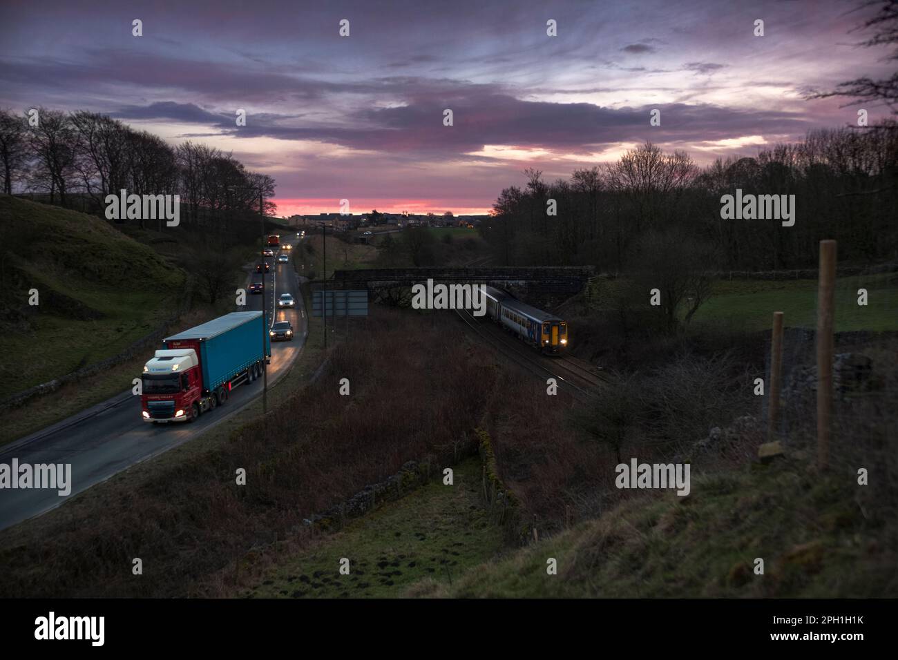 Northern rail classe 156 sprinter train sur le point d'entrer dans Barmoor Clough tunnel, Dove Holes, Derbyshire le long de la route A6 trunk Banque D'Images