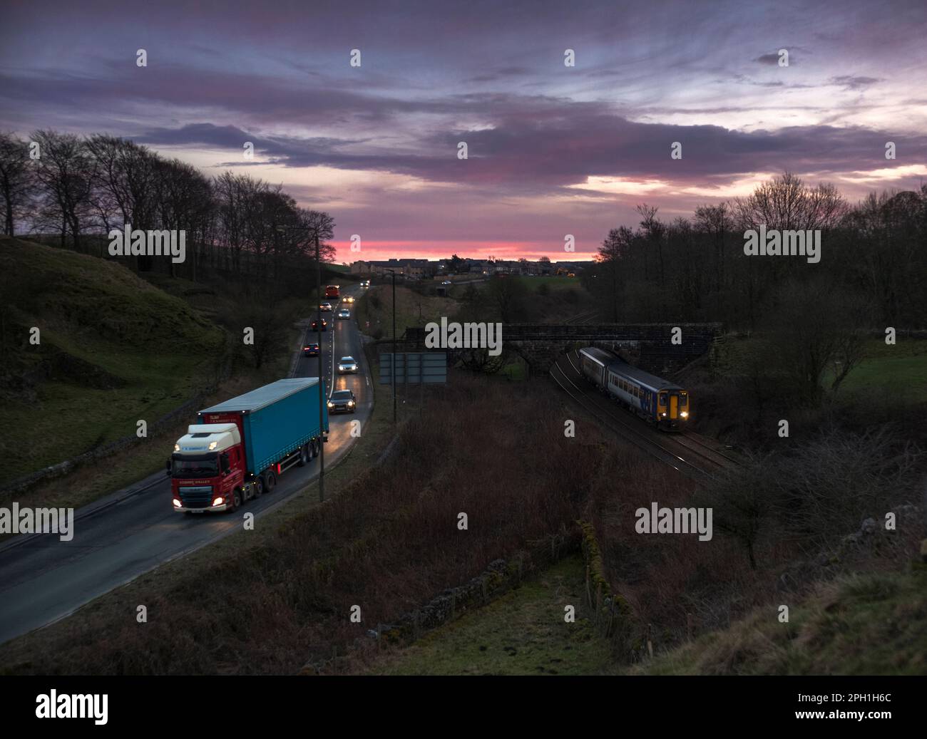 Northern rail classe 156 sprinter train sur le point d'entrer dans Barmoor Clough tunnel, Dove Holes, Derbyshire le long de la route A6 trunk Banque D'Images