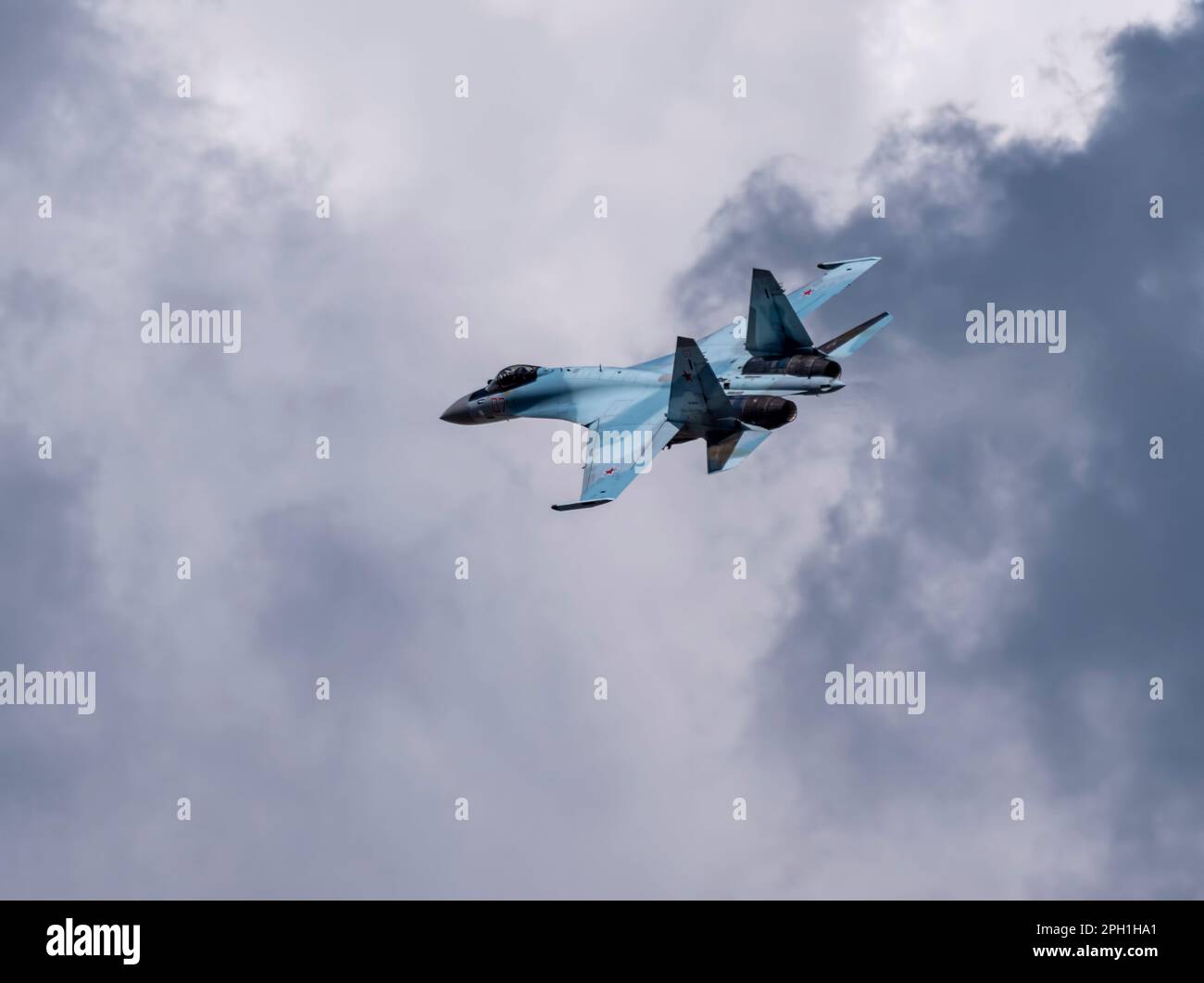 Moscou Russie Zhukovsky Airfield 25 juillet 2021: Les équipes de voltige de Russie Falcons sur les avions su-35 du salon aérospatial international MAKS-2021. Banque D'Images