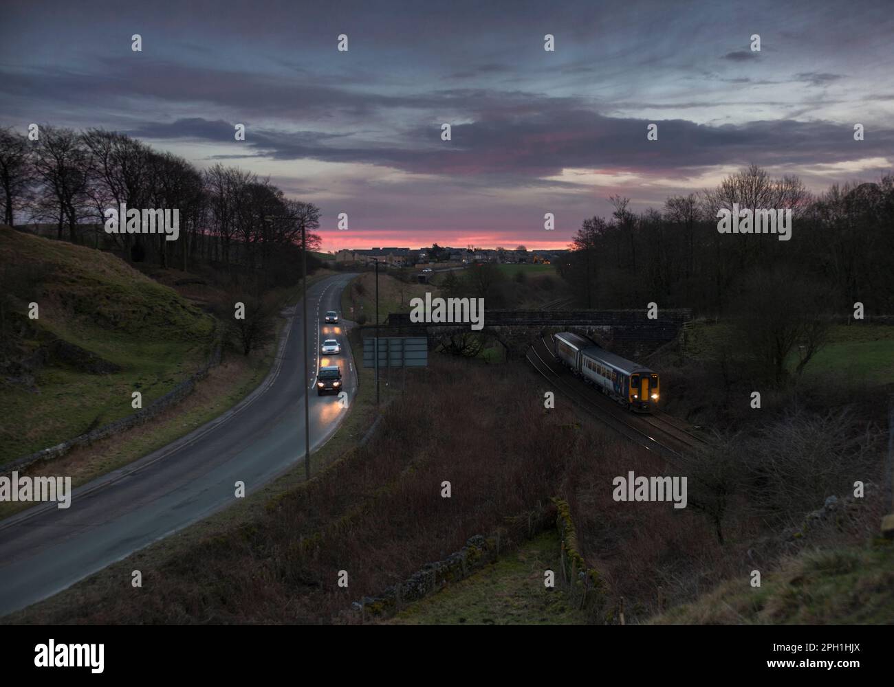 Northern rail classe 156 sprinter train sur le point d'entrer dans Barmoor Clough tunnel, Dove Holes, Derbyshire le long de la route A6 trunk Banque D'Images