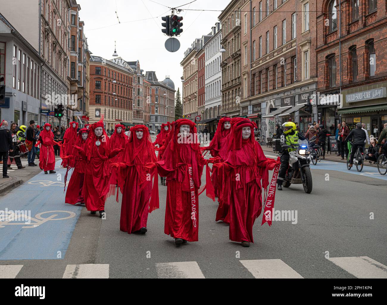 Copenhague, Danemark, 25 mars 2023, extinction les manifestants de la rébellion et la brigade des rebelles rouges défilent dans les rues de Copenhague, Credit: Stig Alinas/ Alamy Live News Banque D'Images