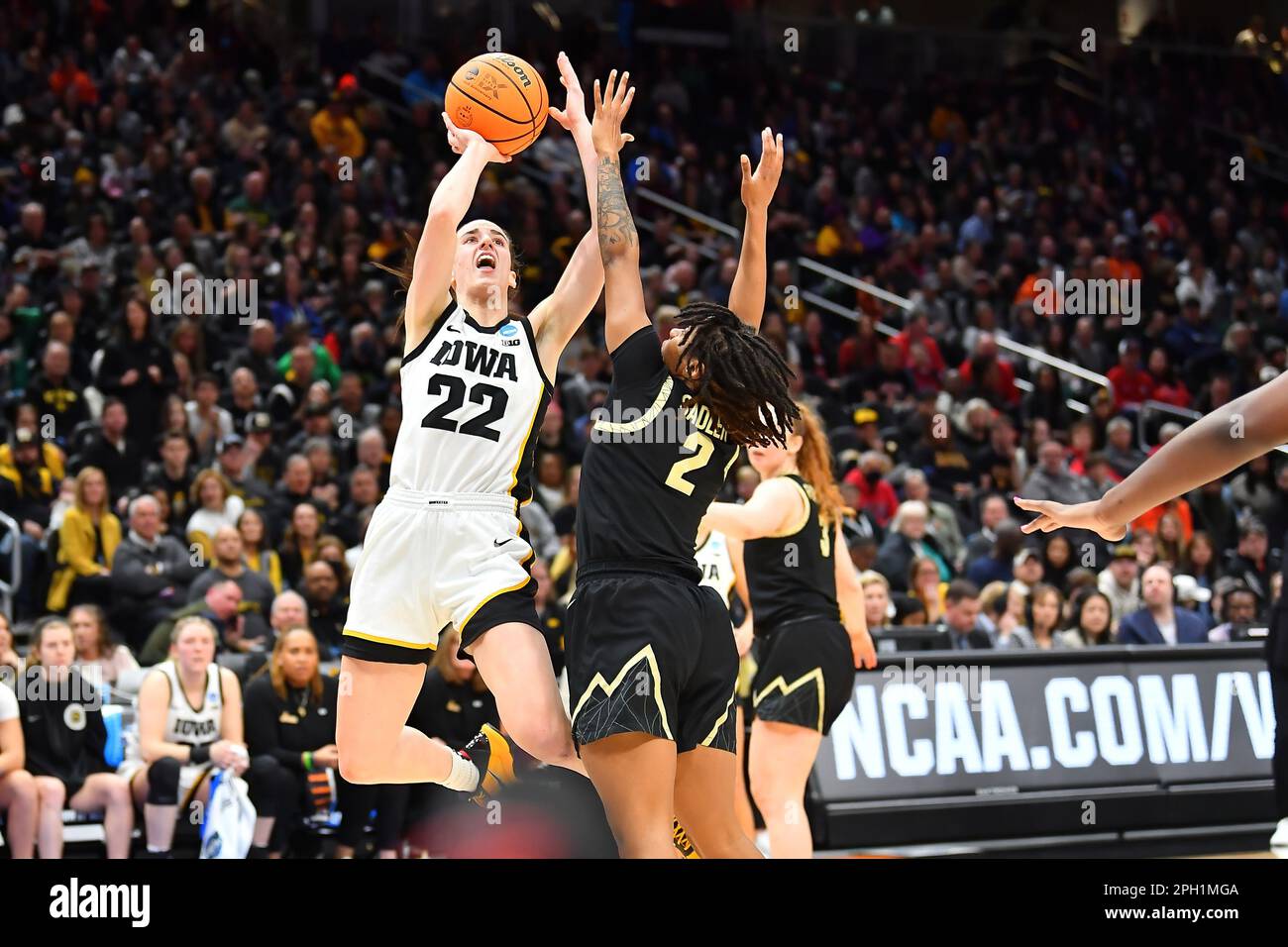 24 mars 2023: Le garde des Hawkees de l'Iowa Caitlin Clark (22) monte pour un tir lors du match de basket-ball sémifinal régional NCAA féminin entre les Buffaloes du Colorado et les Hawkees de l'Iowa à l'arène Climate gage à Seattle, WA. L'Iowa a battu le Colorado 87-77 pour passer à l'Elite 8. Steve Faber/CSM Banque D'Images