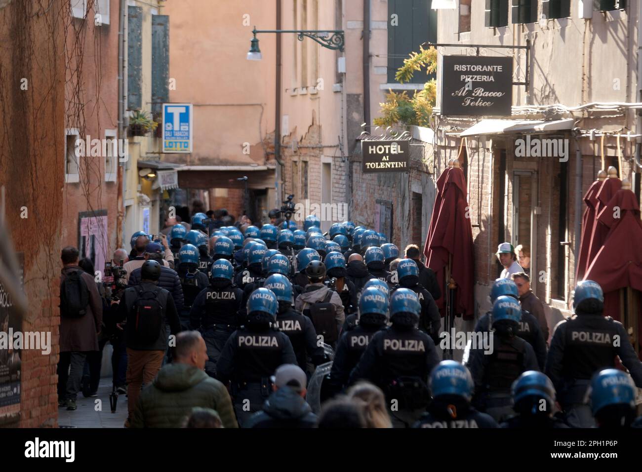 Les policiers s'approchent rapidement des anarchistes de Campo dei Frari sur 25 mars 2023 à Venise, en Italie. Banque D'Images