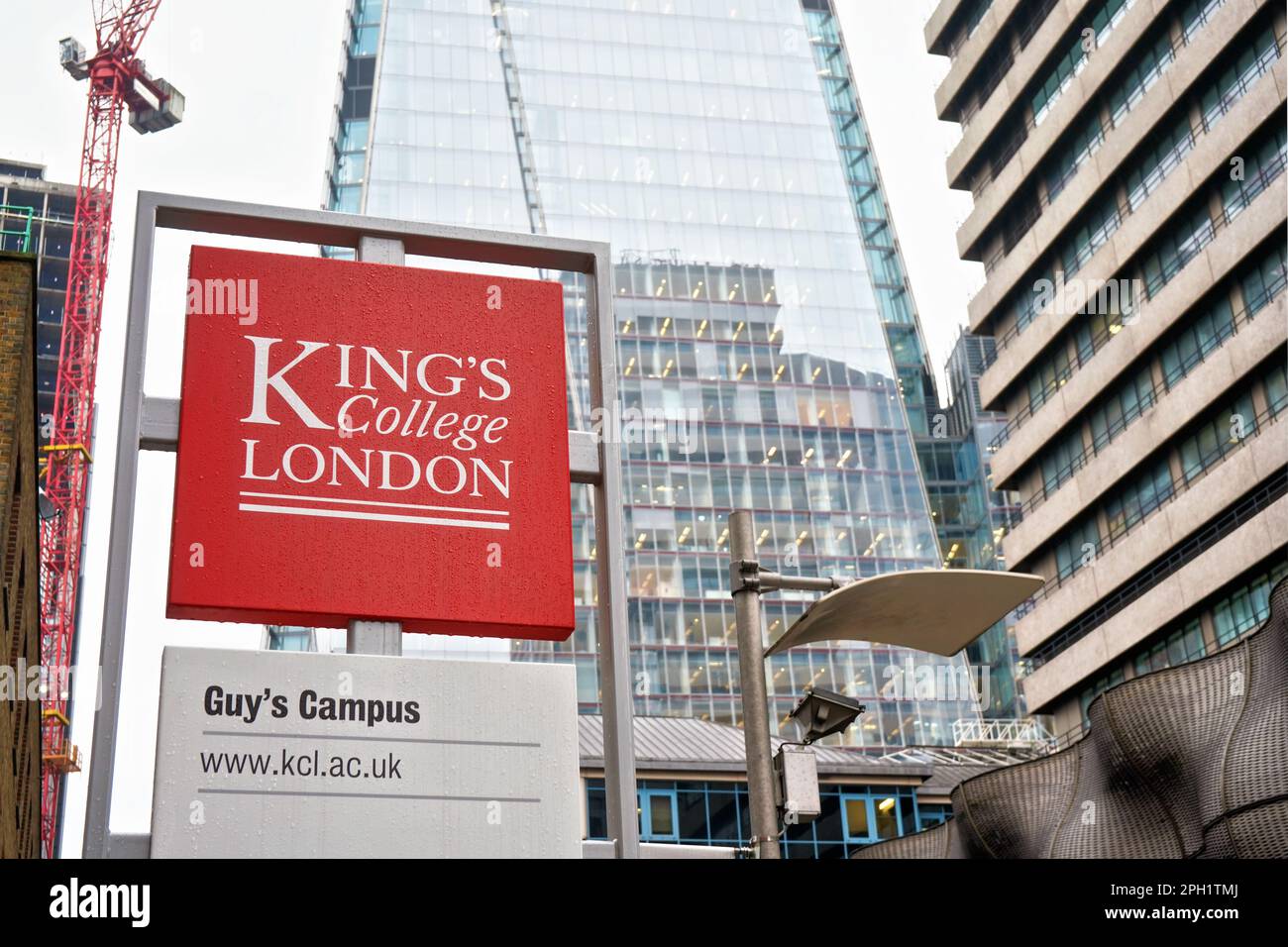 Londres, Royaume-Uni - 01 février 2019: Rouge et blanc King's College signe à la célèbre université de recherche, flou bâtiments modernes en arrière-plan Banque D'Images
