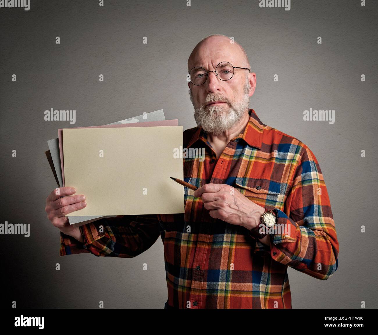 Lhomme âgé Tient Une Feuille De Papier Vierge Et Un Stylo Une Présentation Ou Un Concept D 9175