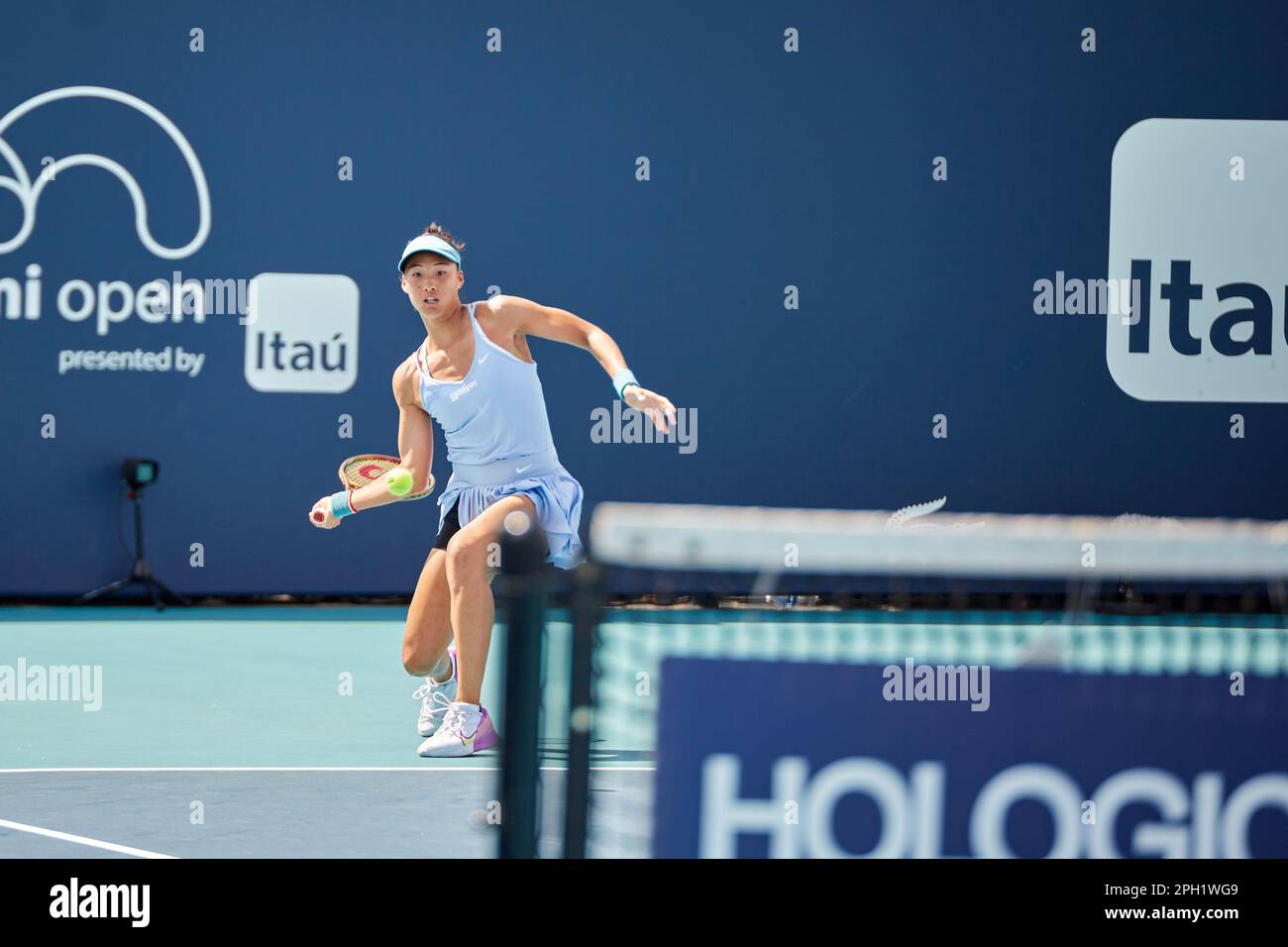 Miami Gardens, Floride, États-Unis. 25th mars 2023. [WTA] [12] L. Samsonova vs [23] Q. Zheng (CHN) pendant le tournoi mondial de tennis à l'Open de Miami de 2023 sous Itau. Credit: Yaroslav Sabitov/YES Market Media/Alay Live News. Banque D'Images