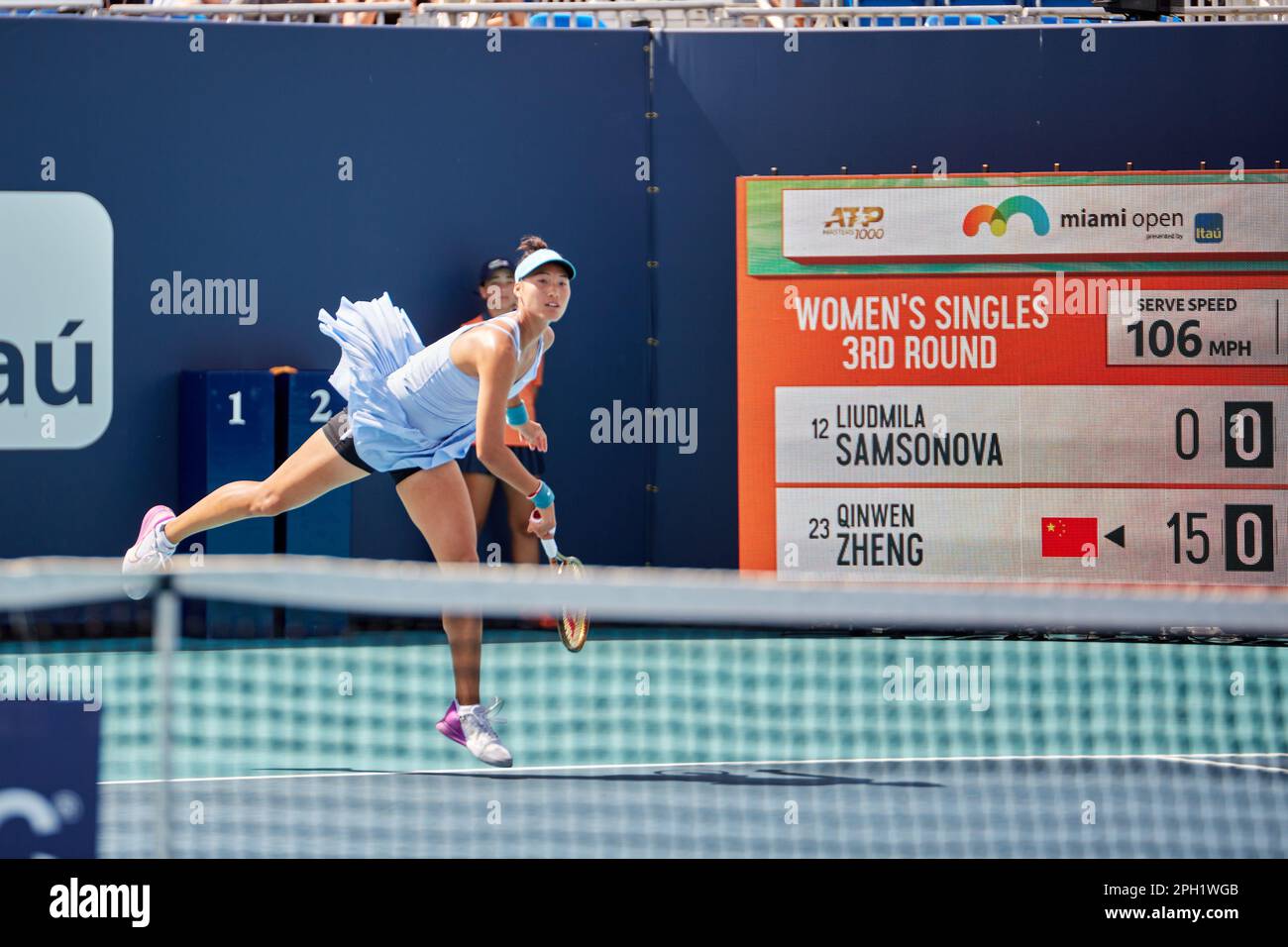 Miami Gardens, Floride, États-Unis. 25th mars 2023. [WTA] [12] L. Samsonova vs [23] Q. Zheng (CHN) pendant le tournoi mondial de tennis à l'Open de Miami de 2023 sous Itau. Credit: Yaroslav Sabitov/YES Market Media/Alay Live News. Banque D'Images