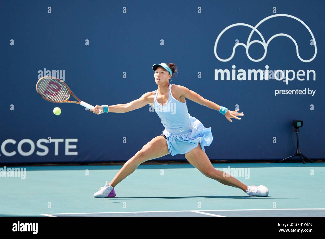 Miami Gardens, Floride, États-Unis. 25th mars 2023. [WTA] [12] L. Samsonova vs [23] Q. Zheng (CHN) pendant le tournoi mondial de tennis à l'Open de Miami de 2023 sous Itau. Credit: Yaroslav Sabitov/YES Market Media/Alay Live News. Banque D'Images