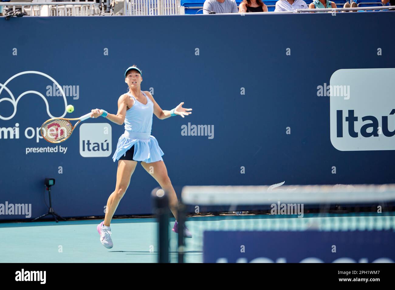 Miami Gardens, Floride, États-Unis. 25th mars 2023. [WTA] [12] L. Samsonova vs [23] Q. Zheng (CHN) pendant le tournoi mondial de tennis à l'Open de Miami de 2023 sous Itau. Credit: Yaroslav Sabitov/YES Market Media/Alay Live News. Banque D'Images