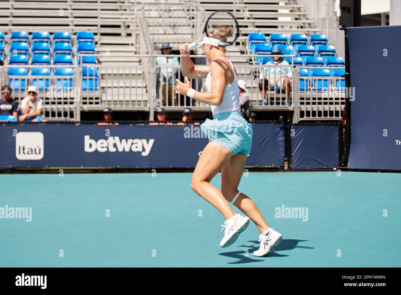 Miami Gardens, Floride, États-Unis. 25th mars 2023. [WTA] [12] L. Samsonova vs [23] Q. Zheng (CHN) pendant le tournoi mondial de tennis à l'Open de Miami de 2023 sous Itau. Credit: Yaroslav Sabitov/YES Market Media/Alay Live News. Banque D'Images