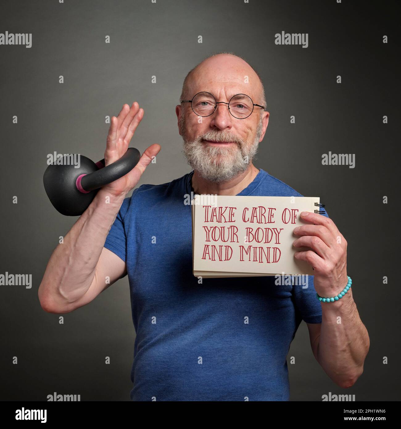 prenez soin de votre corps et de votre esprit - note de motivation tenue par un homme senior s'exerçant avec un corps de kettlebell de fer, senior actif, fitness et concept d'auto-soin Banque D'Images
