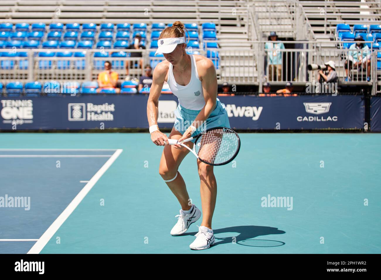 Miami Gardens, Floride, États-Unis. 25th mars 2023. [WTA] [12] L. Samsonova vs [23] Q. Zheng (CHN) pendant le tournoi mondial de tennis à l'Open de Miami de 2023 sous Itau. Credit: Yaroslav Sabitov/YES Market Media/Alay Live News. Banque D'Images