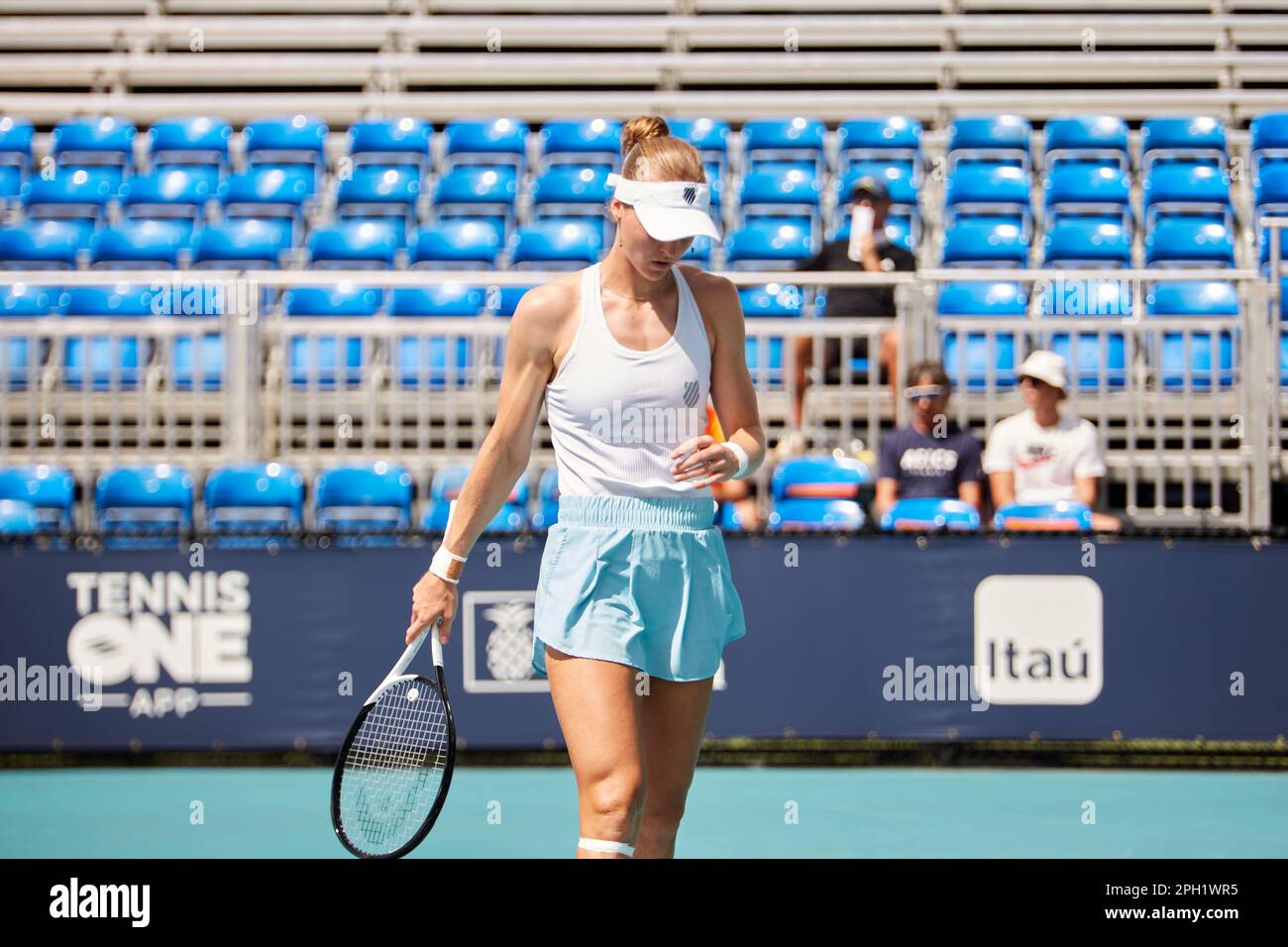 Miami Gardens, Floride, États-Unis. 25th mars 2023. [WTA] [12] L. Samsonova vs [23] Q. Zheng (CHN) pendant le tournoi mondial de tennis à l'Open de Miami de 2023 sous Itau. Credit: Yaroslav Sabitov/YES Market Media/Alay Live News. Banque D'Images