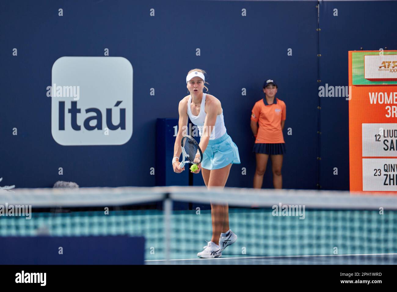 Miami Gardens, Floride, États-Unis. 25th mars 2023. [WTA] [12] L. Samsonova vs [23] Q. Zheng (CHN) pendant le tournoi mondial de tennis à l'Open de Miami de 2023 sous Itau. Credit: Yaroslav Sabitov/YES Market Media/Alay Live News. Banque D'Images