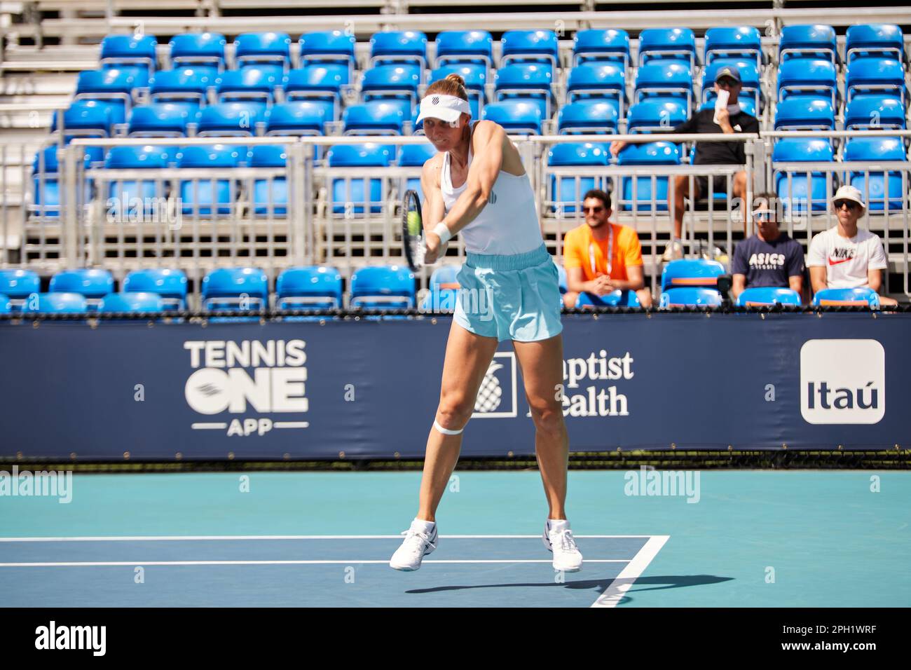 Miami Gardens, Floride, États-Unis. 25th mars 2023. [WTA] [12] L. Samsonova vs [23] Q. Zheng (CHN) pendant le tournoi mondial de tennis à l'Open de Miami de 2023 sous Itau. Credit: Yaroslav Sabitov/YES Market Media/Alay Live News. Banque D'Images