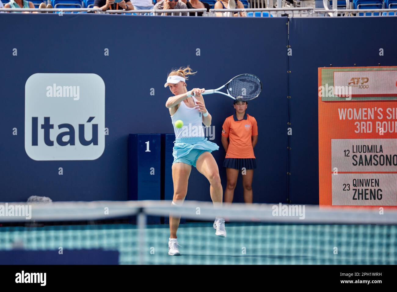 Miami Gardens, Floride, États-Unis. 25th mars 2023. [WTA] [12] L. Samsonova vs [23] Q. Zheng (CHN) pendant le tournoi mondial de tennis à l'Open de Miami de 2023 sous Itau. Credit: Yaroslav Sabitov/YES Market Media/Alay Live News. Banque D'Images