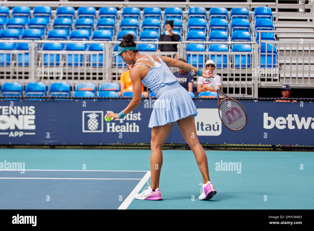 Miami Gardens, Floride, États-Unis. 25th mars 2023. [WTA] [12] L. Samsonova vs [23] Q. Zheng (CHN) pendant le tournoi mondial de tennis à l'Open de Miami de 2023 sous Itau. Credit: Yaroslav Sabitov/YES Market Media/Alay Live News. Banque D'Images