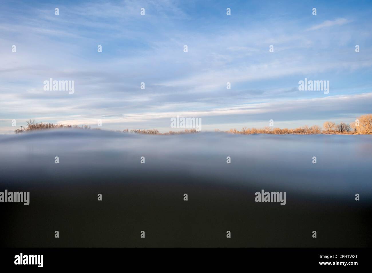 lac dans le Colorado d'un point de vue grenouille (caméra embarquée partiellement submergée) Banque D'Images