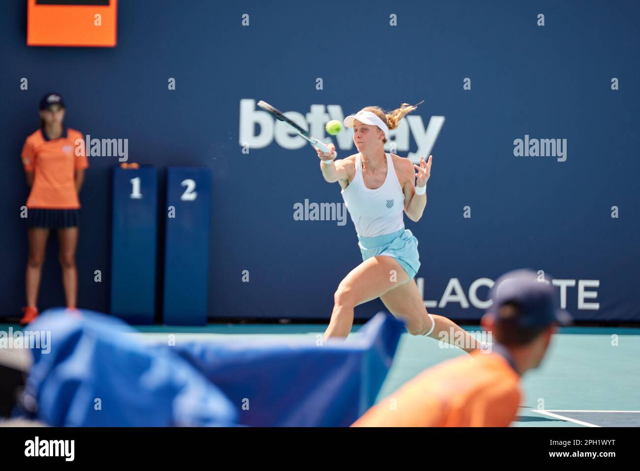 Miami Gardens, Floride, États-Unis. 25th mars 2023. [WTA] [12] L. Samsonova vs [23] Q. Zheng (CHN) pendant le tournoi mondial de tennis à l'Open de Miami de 2023 sous Itau. Credit: Yaroslav Sabitov/YES Market Media/Alay Live News. Banque D'Images