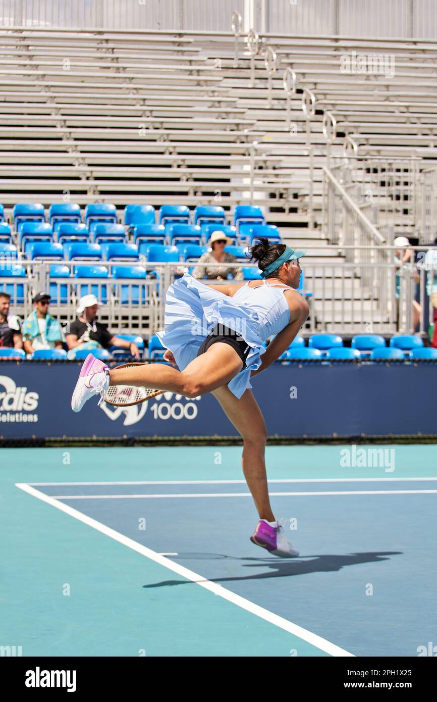 Miami Gardens, Floride, États-Unis. 25th mars 2023. [WTA] [12] L. Samsonova vs [23] Q. Zheng (CHN) pendant le tournoi mondial de tennis à l'Open de Miami de 2023 sous Itau. Credit: Yaroslav Sabitov/YES Market Media/Alay Live News. Banque D'Images