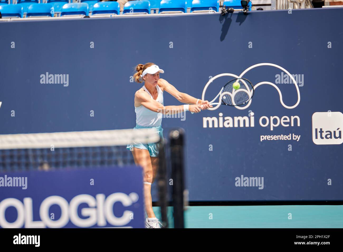 Miami Gardens, Floride, États-Unis. 25th mars 2023. [WTA] [12] L. Samsonova vs [23] Q. Zheng (CHN) pendant le tournoi mondial de tennis à l'Open de Miami de 2023 sous Itau. Credit: Yaroslav Sabitov/YES Market Media/Alay Live News. Banque D'Images