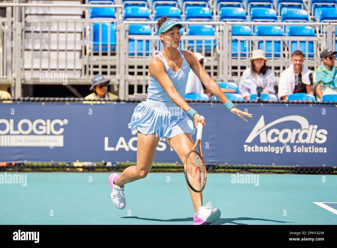 Miami Gardens, Floride, États-Unis. 25th mars 2023. [WTA] [12] L. Samsonova vs [23] Q. Zheng (CHN) pendant le tournoi mondial de tennis à l'Open de Miami de 2023 sous Itau. Credit: Yaroslav Sabitov/YES Market Media/Alay Live News. Banque D'Images