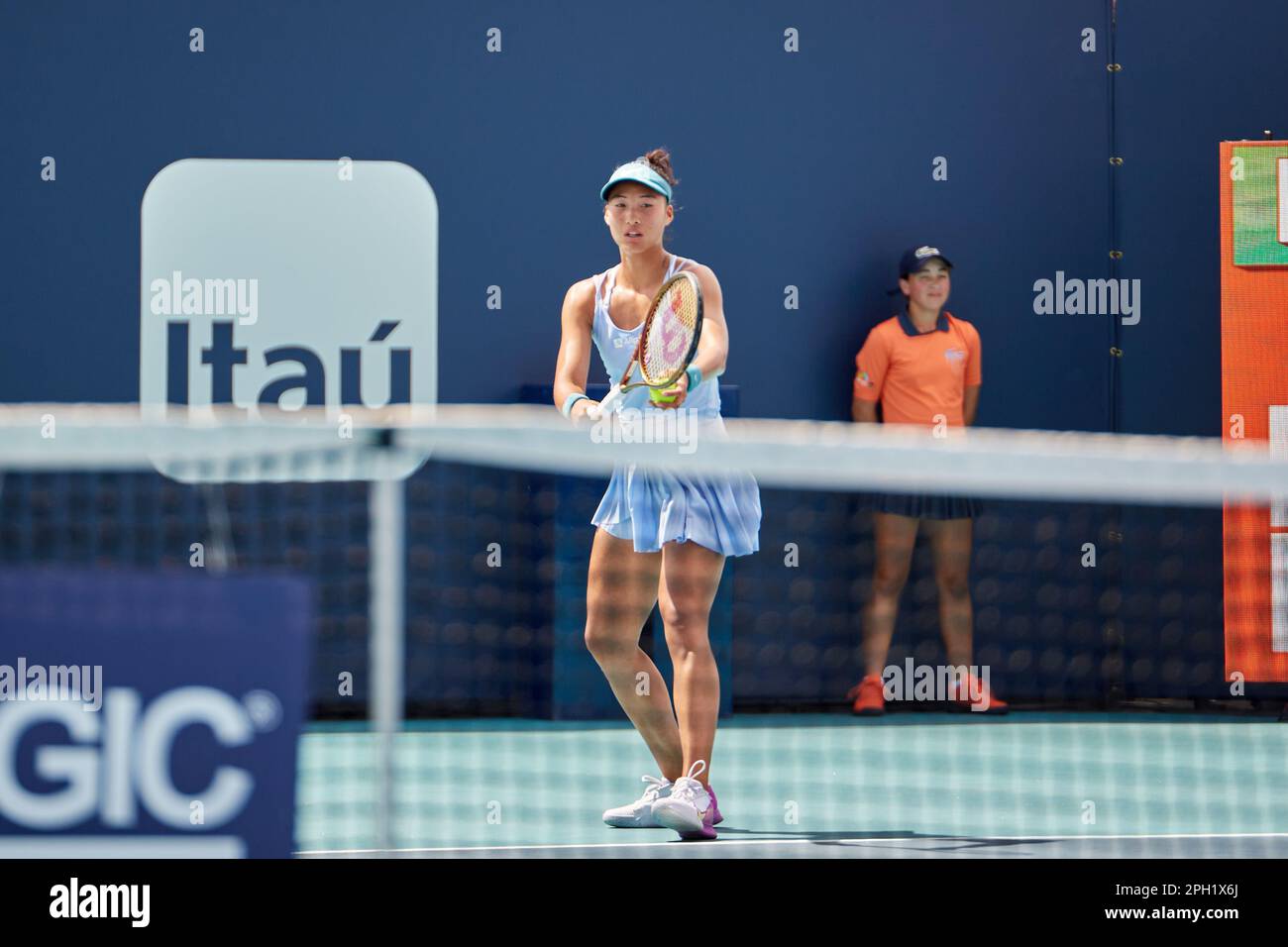 Miami Gardens, Floride, États-Unis. 25th mars 2023. [WTA] [12] L. Samsonova vs [23] Q. Zheng (CHN) pendant le tournoi mondial de tennis à l'Open de Miami de 2023 sous Itau. Credit: Yaroslav Sabitov/YES Market Media/Alay Live News. Banque D'Images