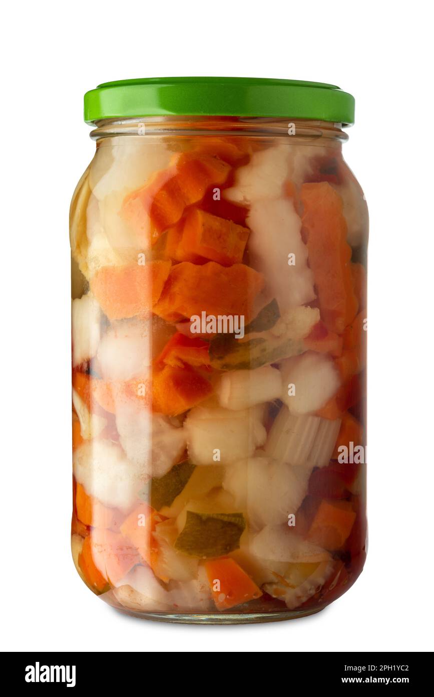 Un mélange de légumes marinés hachés dans un pot en verre, en italien appelé giardiniera: Un ingrédient pour la salade russe. Isolé sur blanc, clipping pa Banque D'Images