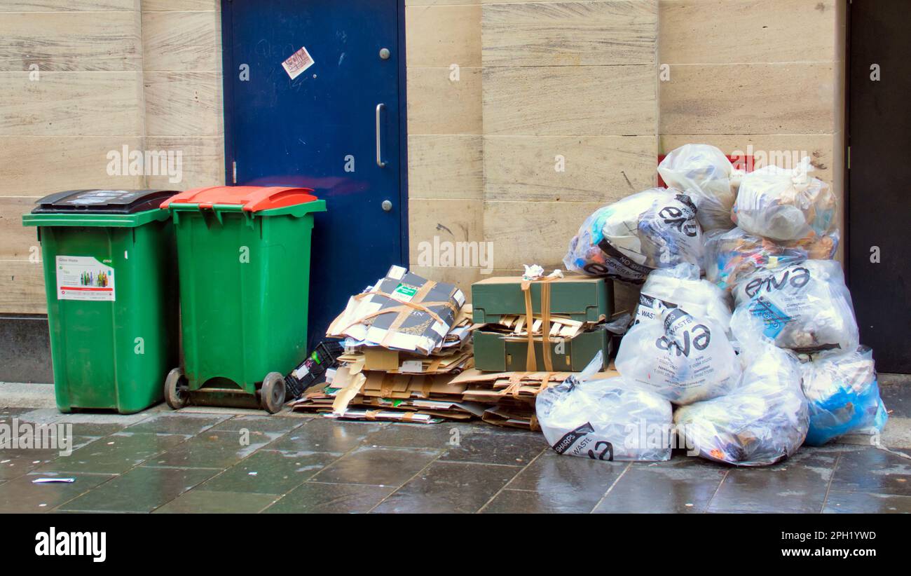 Des déchets industriels pour la collecte à l'extérieur de la fenêtre du magasin avec des mannequins sur le style Mile Buchanan Street Glasgow, Écosse, Royaume-Uni Banque D'Images