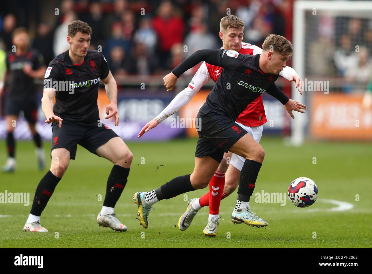 Josh Vela de Fleetwood Town et Max Sanders (à droite) de Lincoln City se battent pour le ballon lors du match Sky Bet League One au stade Highbury, Fleetwood. Date de la photo: Samedi 25 mars 2023. Banque D'Images