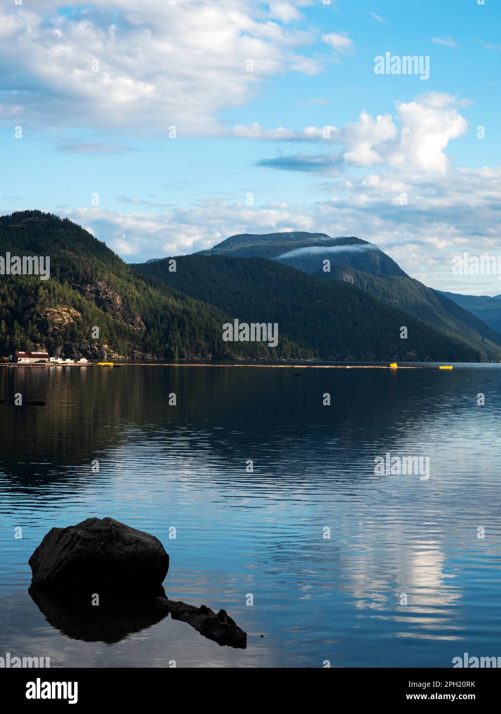 BC00688-00...COLOMBIE-BRITANNIQUE - tôt le matin à Mowat Bay sur Powell Lake, situé près de la ville de Townsite sur le sentier Sunshine Coast. Banque D'Images