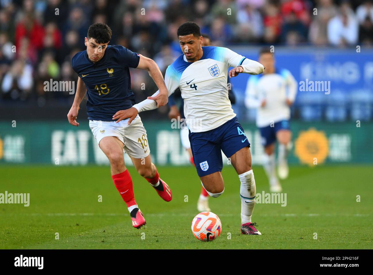 Leicester le samedi 25th mars 2023. Levi Colwill d'Angleterre U21 combats avec Matthis Abline de France U21 lors du match international amical entre l'Angleterre de moins de 21s ans et la France de moins de 21s ans au King Power Stadium, Leicester, le samedi 25th mars 2023. (Photo : Jon Hobley | MI News) Credit: MI News & Sport /Alay Live News Banque D'Images