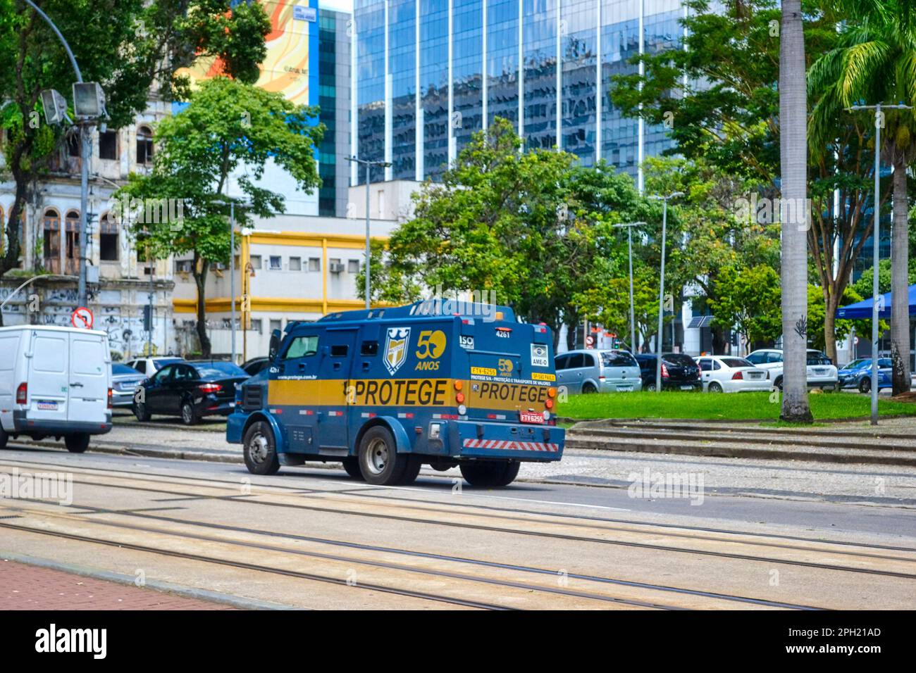 Rio de Janeiro, Brésil - 3 janvier 2023: PROTEGE véhicule de sécurité blindé conduite dans l'avenue Banque D'Images