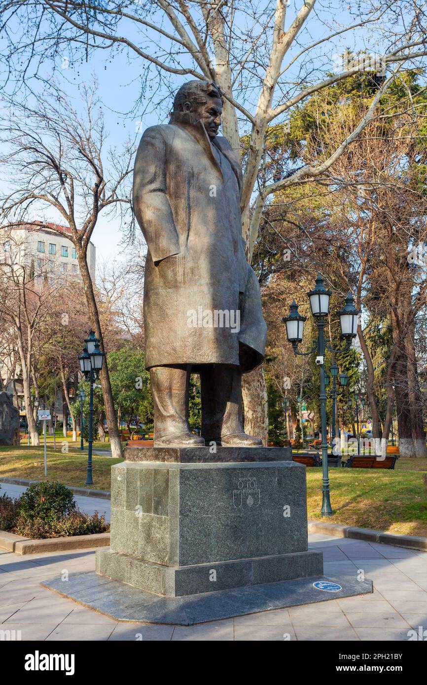 Tbilissi, Géorgie - 18 février 2023 : monument de Giorgi Leonidze à Tbilissi. Stationnement Banque D'Images