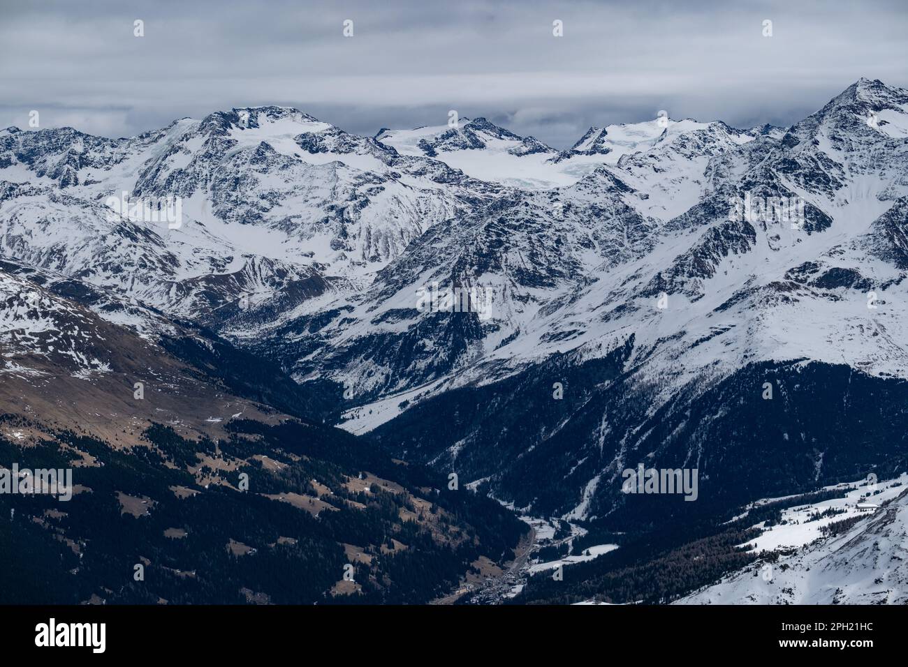 Vue sur les alpes depuis bormio 3000. Lombardie, Valtellina, Sondrio 21 mars 2023 Banque D'Images