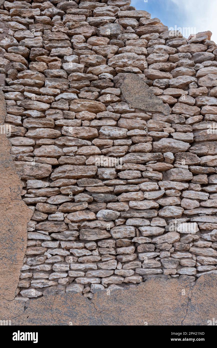 Mur d'un bâtiment abandonné fait de roches blanches soigneusement empilées à Yeso, au Nouveau-Mexique, une ville fantôme dans le sud-ouest américain. Banque D'Images