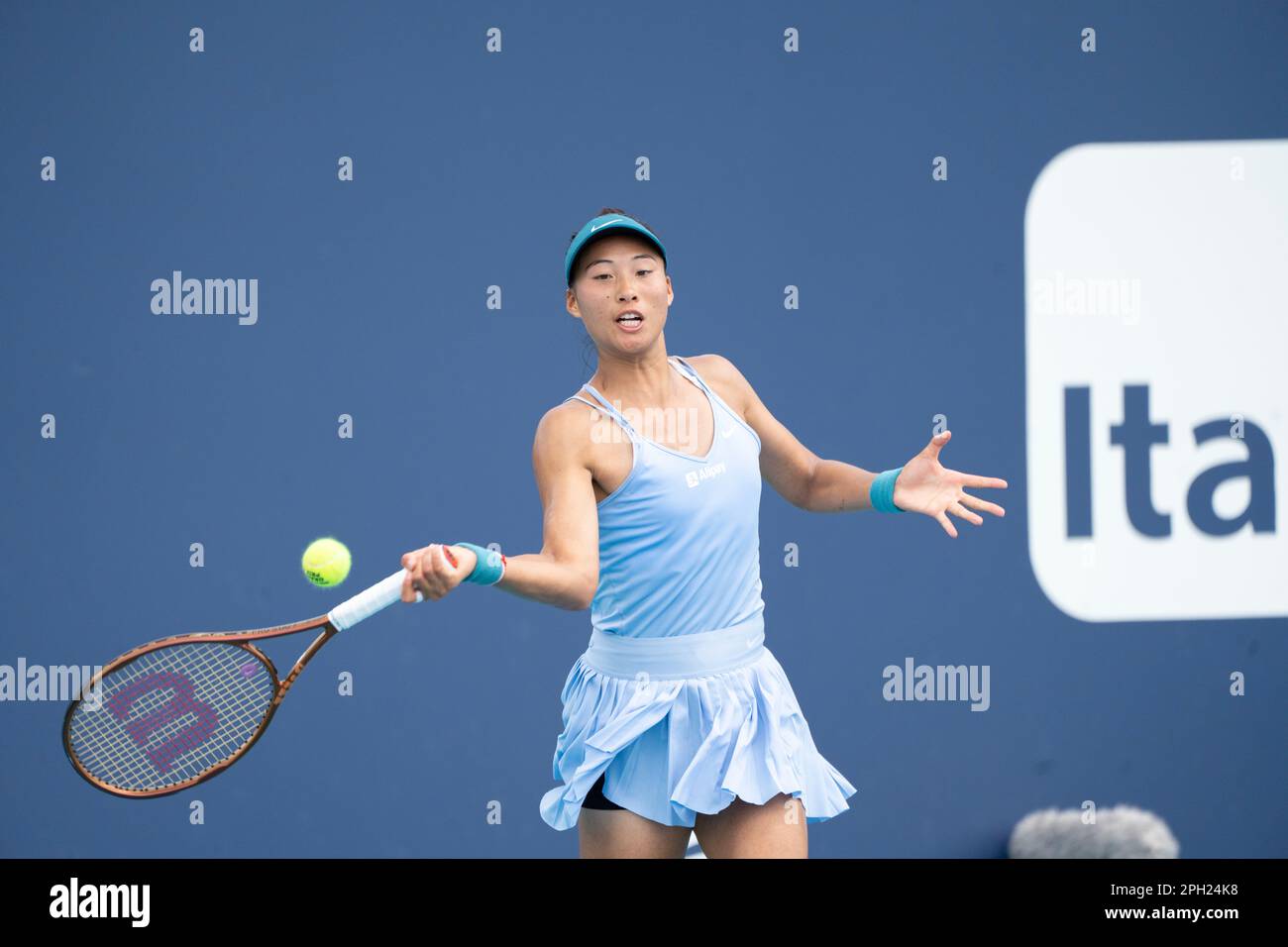 Miami Gardens, Floride, États-Unis. 22nd mars 2023. Mars, 25 - Miami Gardens: Qinwen Zheng de Chinain action ici joue Liudmila Samsonova pendant la troisième ronde de la Miami Open 2023 par Itau. (Credit image: © Andrew Patron/ZUMA Press Wire) USAGE ÉDITORIAL SEULEMENT! Non destiné À un usage commercial ! Banque D'Images