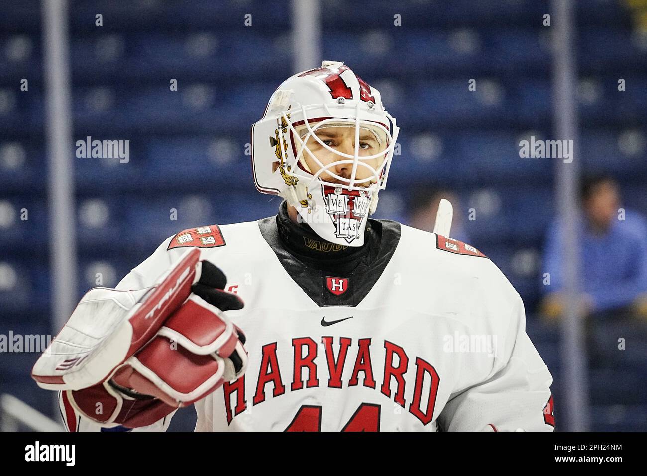 Bridgeport, Connecticut, États-Unis. 24th mars 2023. Le gardien de but de Harvard Mitchell Gibson (44) regarde vers le banc pendant la NCAA DI Men's Ice Hockey Bridgeport Regionals contre l'État de l'Ohio à Total Mortgage Arena à Bridgeport, Connecticut. Rusty Jones/Cal Sport Media/Alamy Live News Banque D'Images