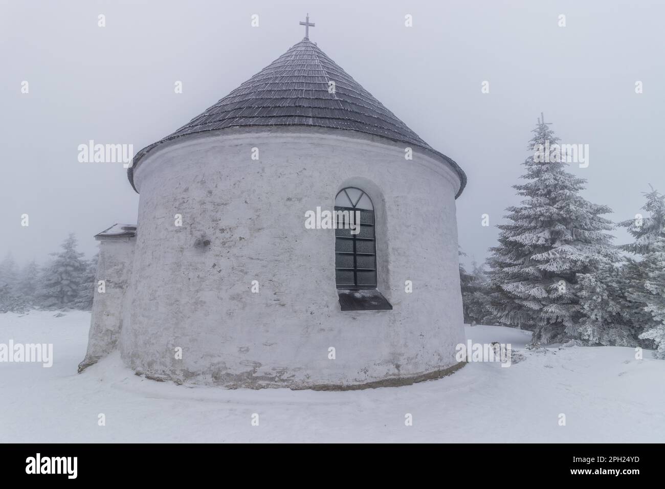 Vue d'hiver de la chapelle Kunstatska kaple dans les montagnes de l'orée d'Orlicke, République tchèque Banque D'Images