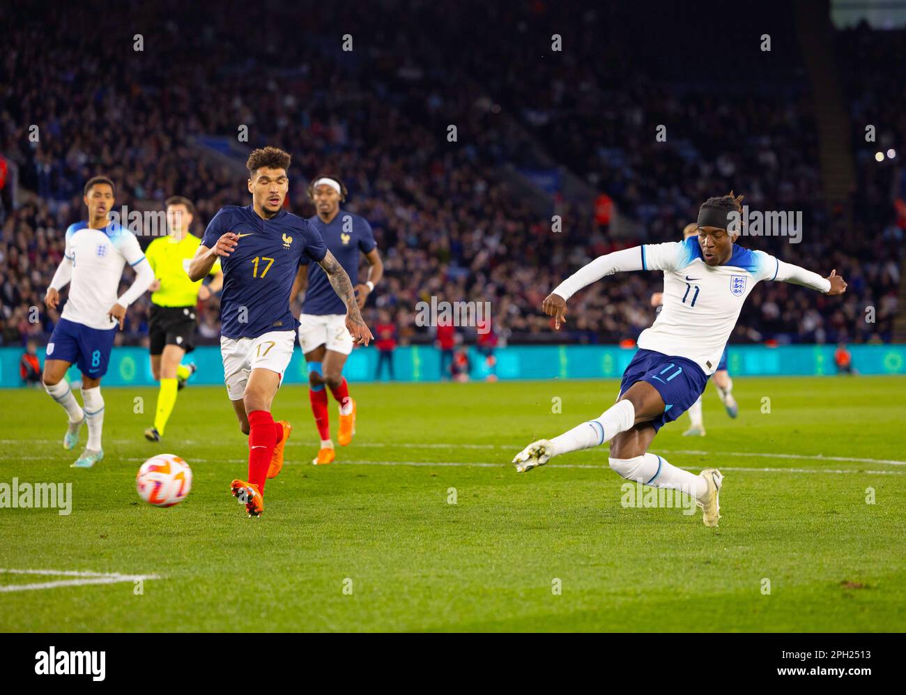 Leicester, Royaume-Uni. 25th mars 2023. Leicester, Angleterre, 25 mars 2023 : Noni Madueke (11 Angleterre) marque le deuxième but de son équipe lors du match international de football amical entre l'Angleterre et la France au stade King Power de Leicester, en Angleterre. (James Whitehead/SPP) crédit: SPP Sport Press photo. /Alamy Live News Banque D'Images
