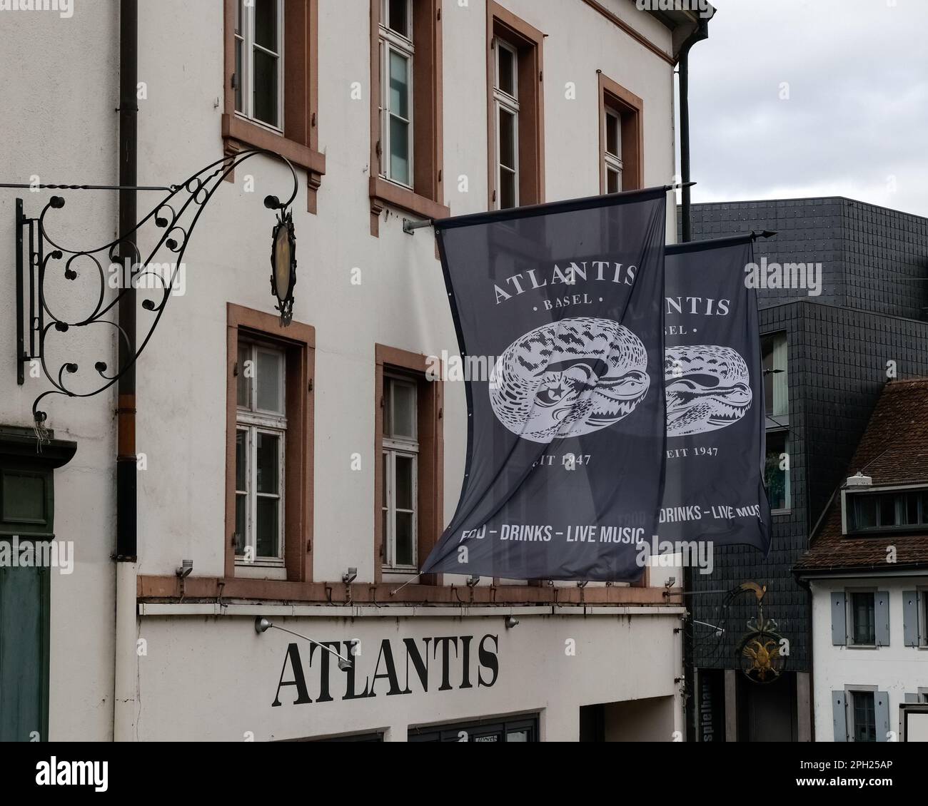 BÂLE, SUISSE - 27 FÉVRIER 2023 : enseignes devant le restaurant Atlantis Basel à Klosterberg Banque D'Images