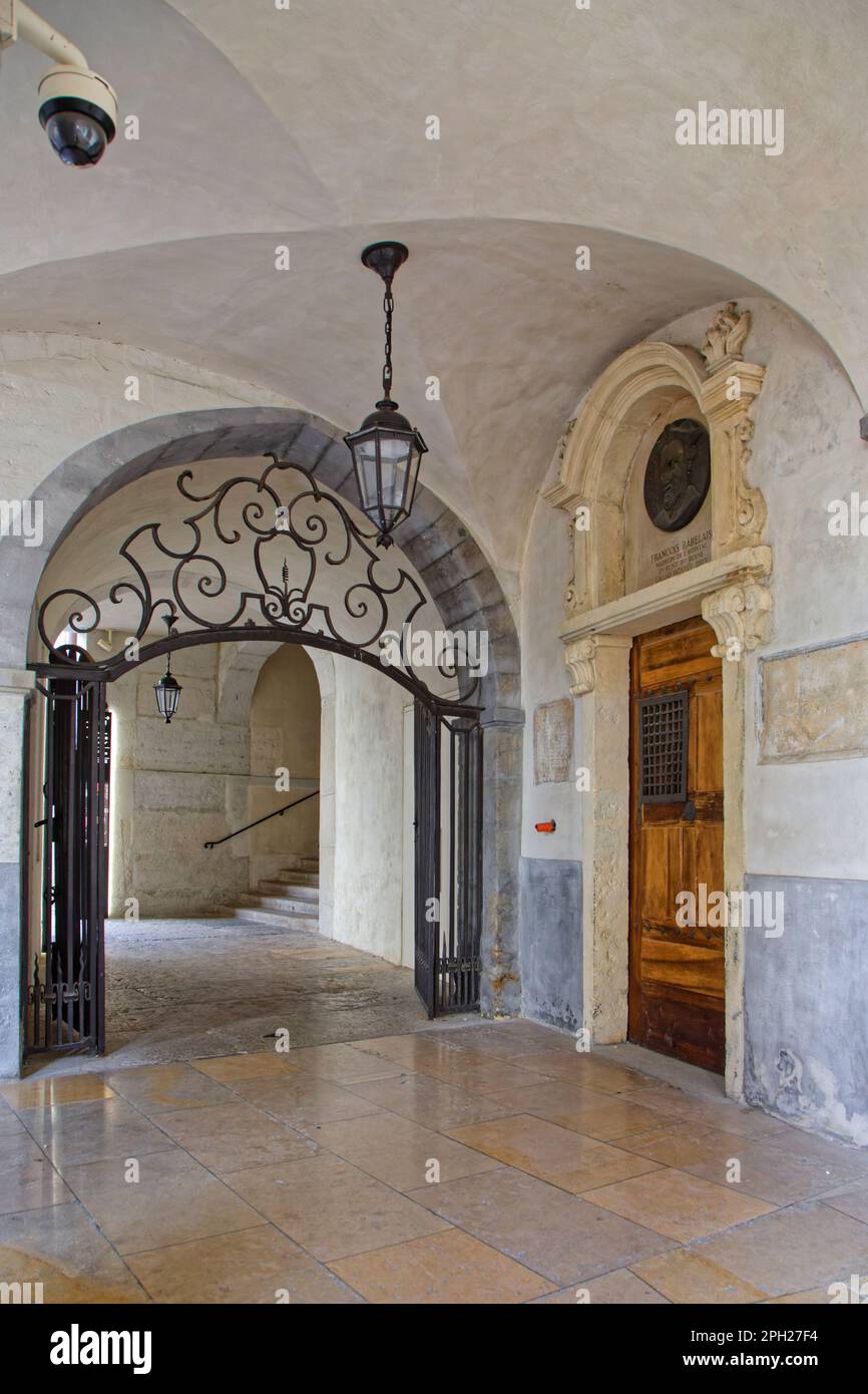 LYON, FRANCE, 12 mars 2023 : le cloître de l'ancien hôpital Hôtel-Dieu, aujourd'hui renouvelé comme centre commercial et artistique. Banque D'Images