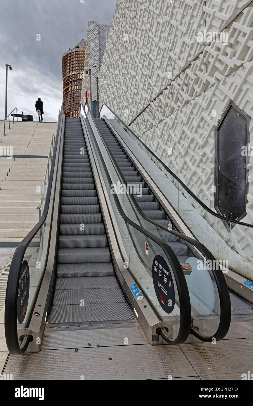 LYON, FRANCE, 25 mars 2023 : Centre commercial part-Dieu extérieur. Le plus grand centre commercial d'Europe, avec plus de 250 magasins, restaurants ou m Banque D'Images