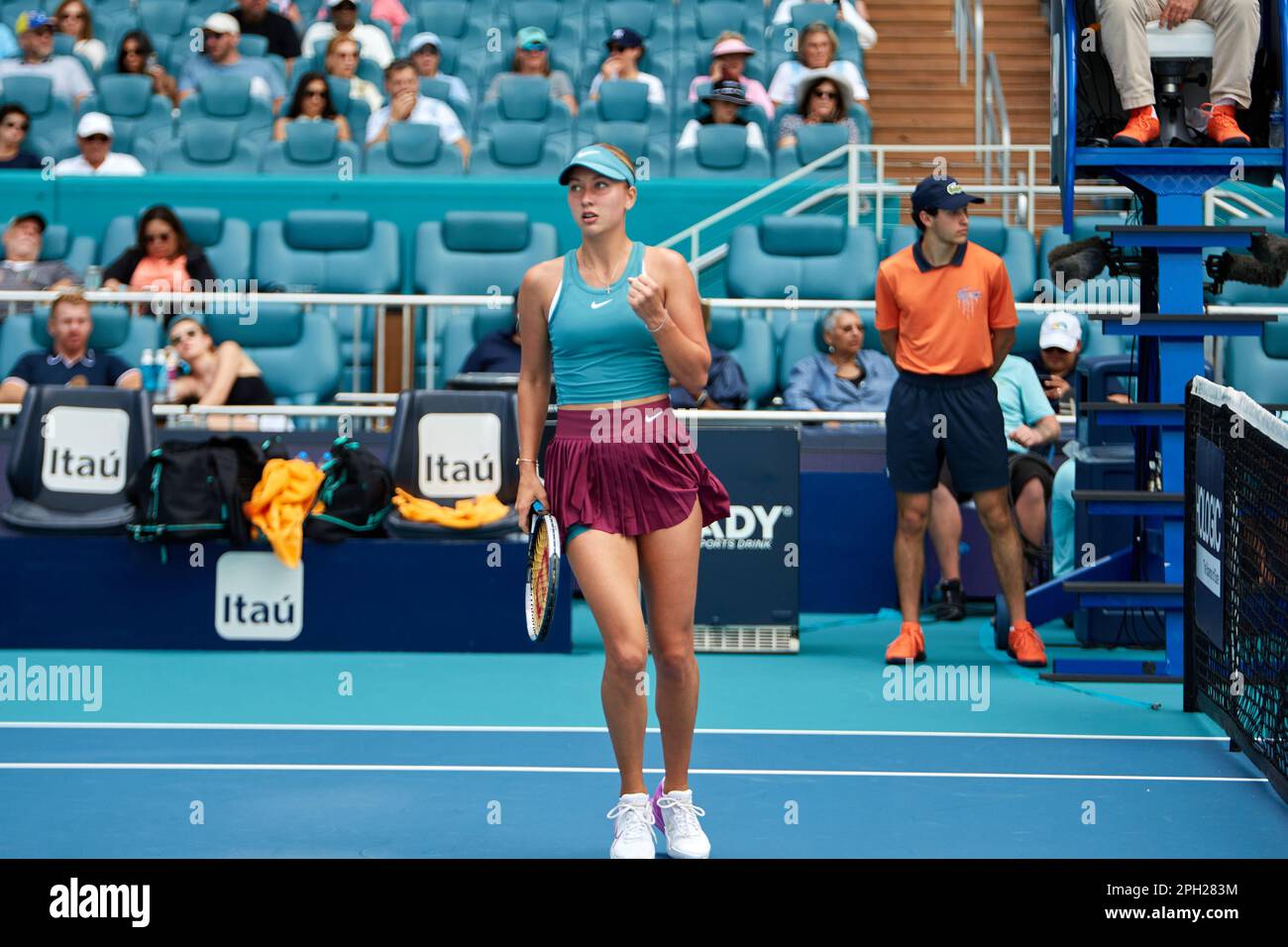 Miami Gardens, Floride, États-Unis. 25th mars 2023. [WTA] [27] A. Potapova vs [6] C. Gauff (Etats-Unis) pendant le tournoi mondial de tennis à l'Open de Miami 2023 propulsé par Itau. Credit: Yaroslav Sabitov/YES Market Media/Alay Live News. Banque D'Images